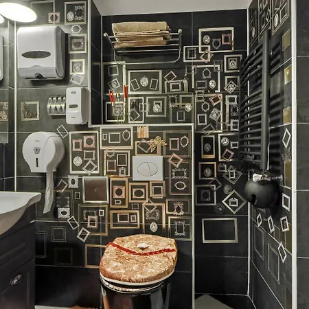 Creative Retreat And Artist Haven Bohemian On Calea Victoriei Βουκουρέστι